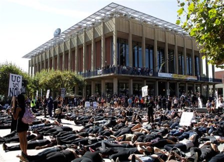 许多外国留学生躺地抗议。(美国侨报网援引AP图片)