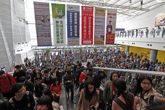 2014年1月25日，香港，SAT亚洲国际博览馆考场，考试结束后考生涌出考场。
