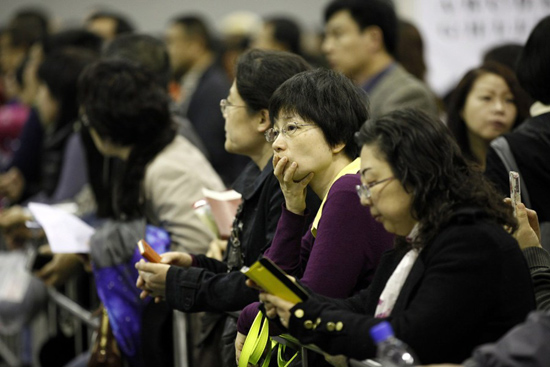 2014年1月25日，香港，SAT亚洲国际博览馆考场，考生家长在门口等候。