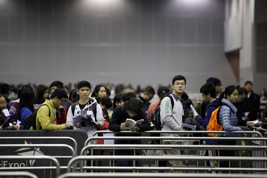 2014年1月25日，香港，SAT亚洲国际博览馆考场，考生在考场门口排队。