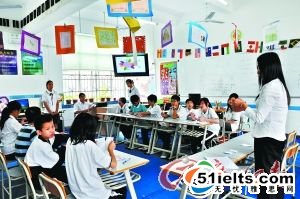 与普通班不同的是，国际班的学生更少，课堂气氛更活跃。邓仲谋摄